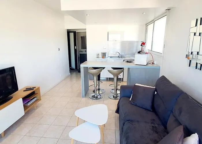 Sea View Apartment *